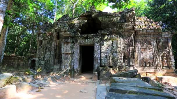 Backpacker visitando Ta Som templo — Vídeo de Stock