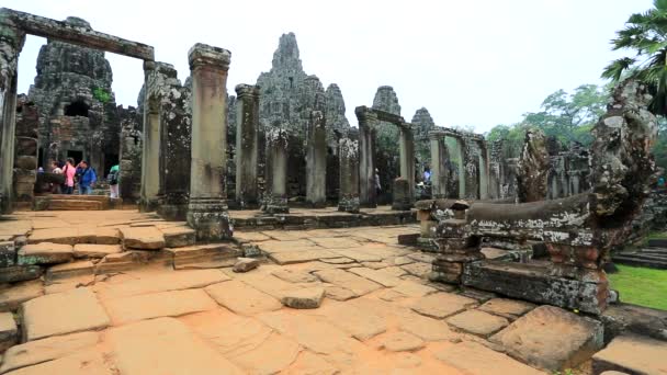 Turistler Bayon tapınağını ziyaret — Stok video