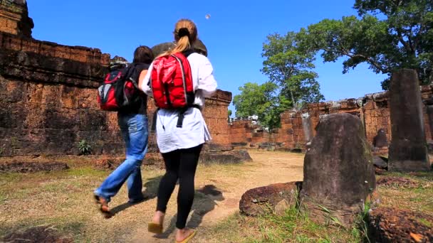 Mochileiros que visitam o templo East Mebon — Vídeo de Stock