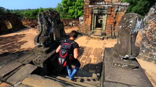 Backpacker επισκέπτονται ανατολικό Mebon του ναού — Αρχείο Βίντεο