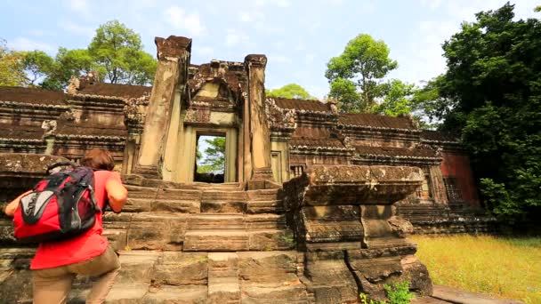 Backpacker visiting Angkor Wat Temple. — Stock Video