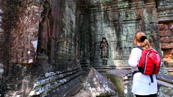 Backpacker visitando Ta Som templo — Vídeo de Stock