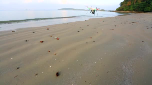 Quadrocopter přistání na od pláže — Stock video