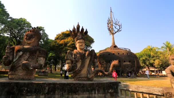 Touristen besuchen Buddha-Park — Stockvideo