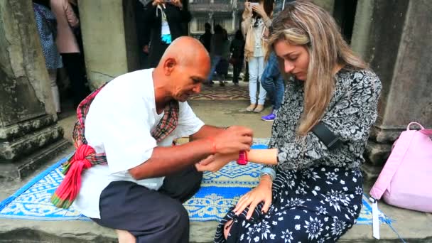 Monk make good luck talisman for tourist — Stock Video
