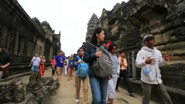 Los turistas visitan Angkor Wat Temple — Vídeo de stock