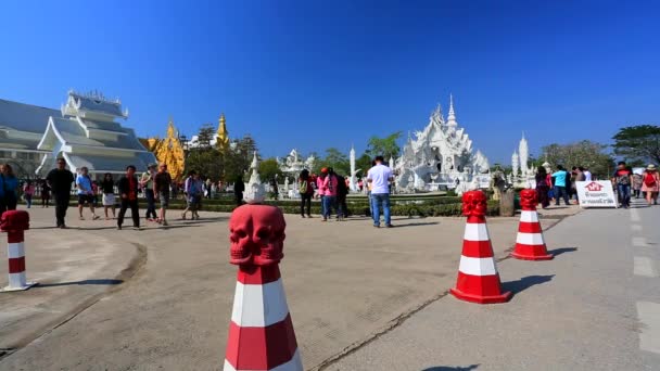 Turiștii vizitează templul Wat Rong Khun — Videoclip de stoc