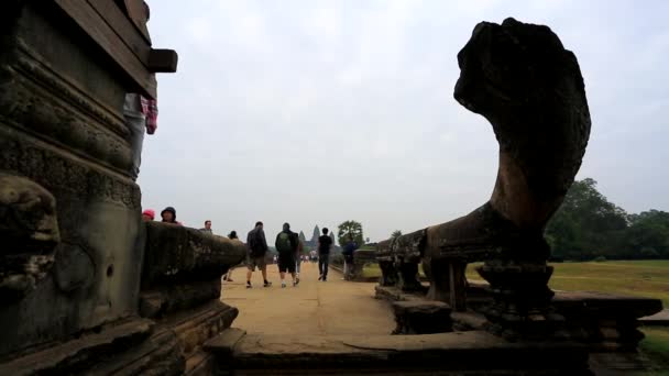 Toeristen bezoeken Angkor Wat tempel — Stockvideo