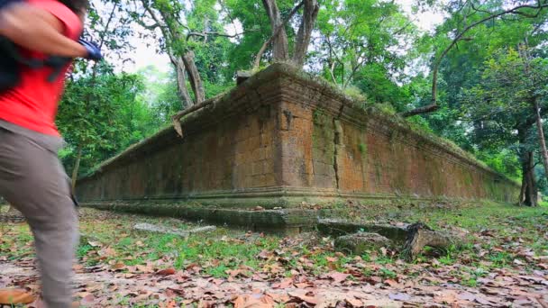 Backpacker visiting Angkor Wat Temple. — Stock Video