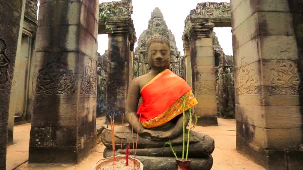 Buddha statue at Bayon Temple — Stock Video