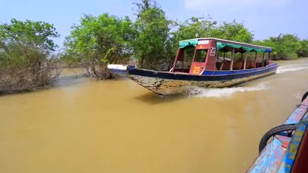 Turistas barcos pasando por un canal — Vídeo de stock