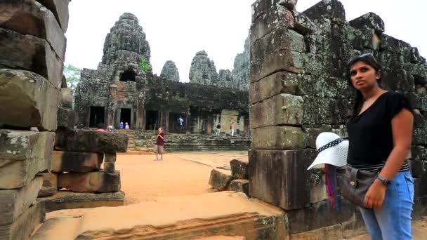 Turisté navštěvují chrám Bayon — Stock video