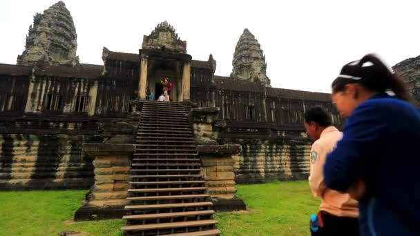 Turistas visitam Angkor Wat Temple — Vídeo de Stock