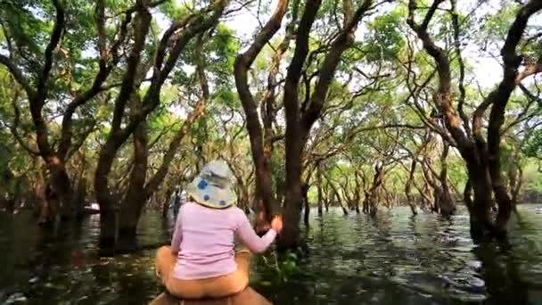 Kvinnan rader en båt genom skogen — Stockvideo