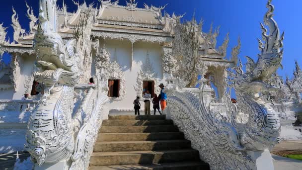 Los turistas visitan el templo de Wat Rong Khun — Vídeo de stock