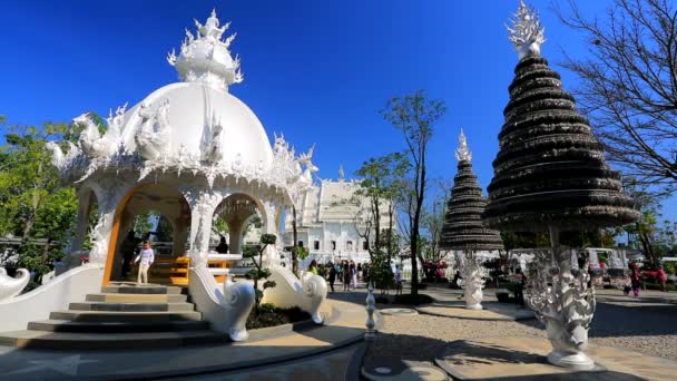 I turisti visitano il tempio di Wat Rong Khun — Video Stock