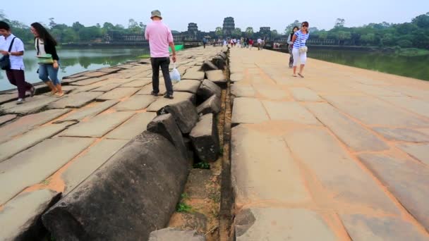 Τουρίστες επισκέπτονται το ναό Angkor Wat — Αρχείο Βίντεο