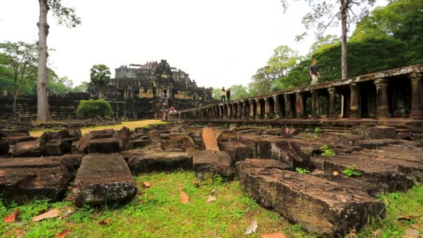 Turistas visitam templo de Baphuon — Vídeo de Stock