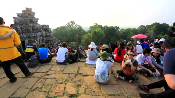 Tourists enjoy beautiful scenery at Phnom Bakheng temple — Stock Video