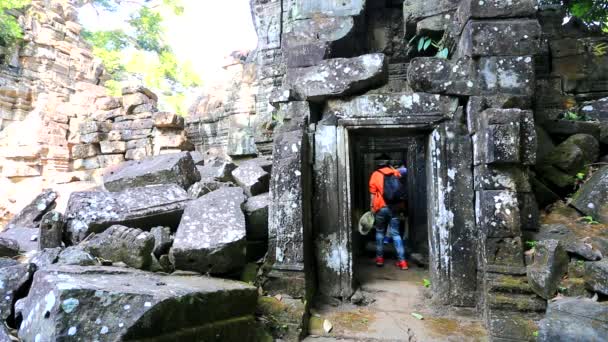 Turistas que visitam o templo de Preah Khan — Vídeo de Stock