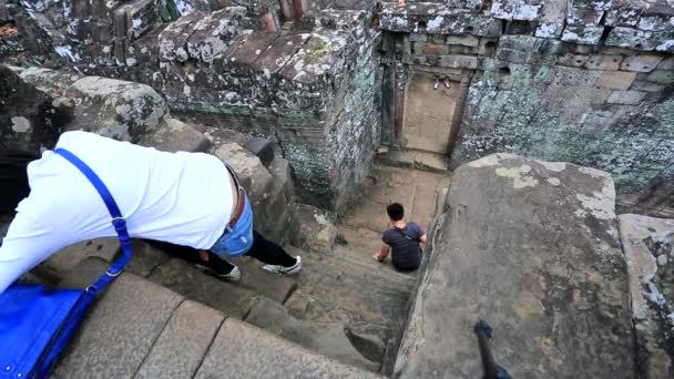 Tourists visit Bayon Temple — Stock Video