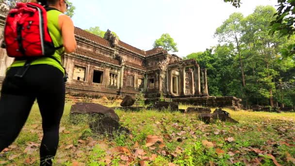 Backpackers visiting temple — Stock Video