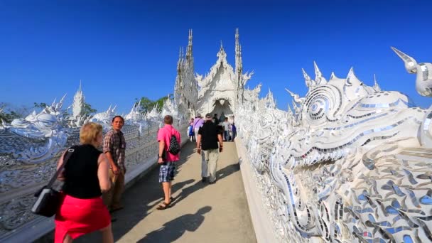 Los turistas visitan el templo de Wat Rong Khun — Vídeos de Stock