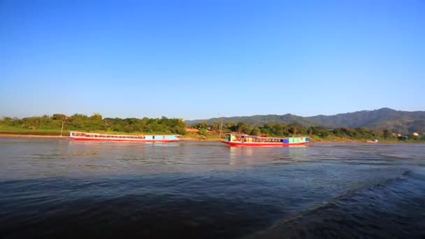 Boot cruise op de rivier — Stockvideo