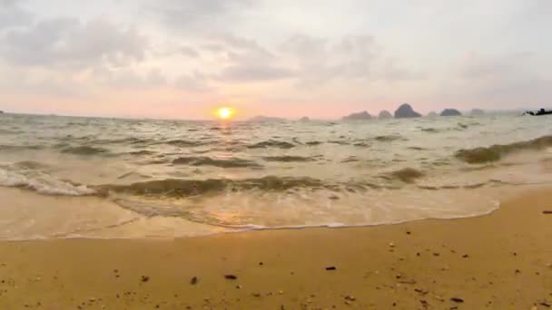 Zonsondergang op Tup Kaek Sunset Beach — Stockvideo