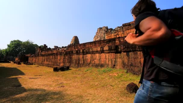 Backpacker besucht East Mebon Tempel — Stockvideo