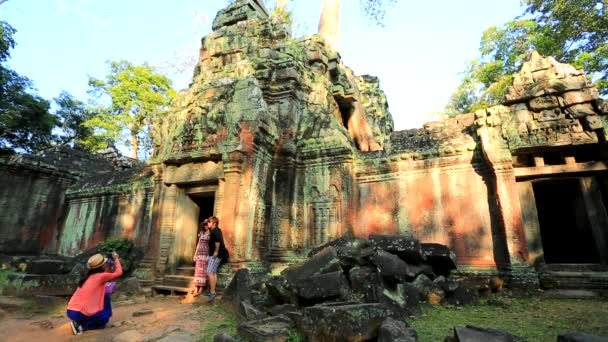 Turister besöker Ta Prohm-templet — Stockvideo