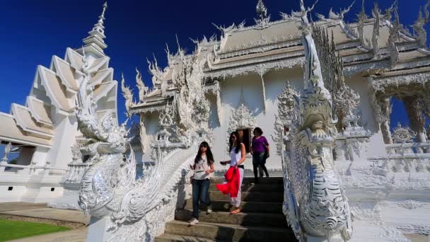 Los turistas visitan el templo de Wat Rong Khun — Vídeo de stock