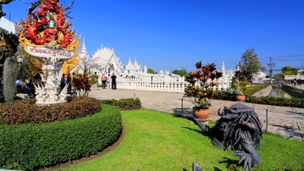 Tourists visit Wat Rong Khun temple — Stock Video