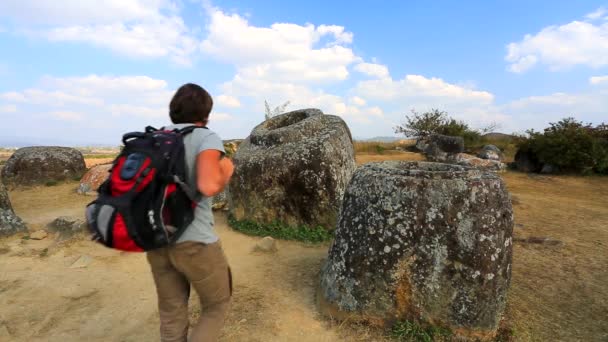 Sac à dos visitant plaine de pots — Video