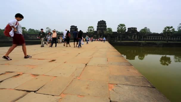 Turister besöka Angkor Wat templet — Stockvideo