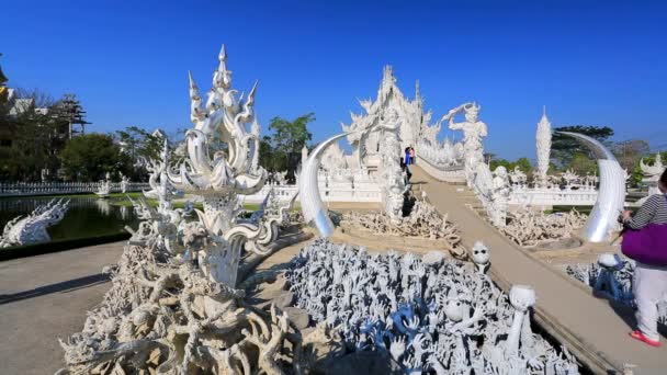 Los turistas visitan el templo de Wat Rong Khun — Vídeo de stock