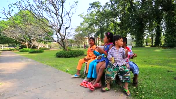 Niños camboyanos jugando — Vídeos de Stock