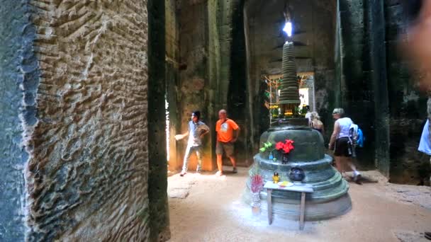 Turister som besöker templet Preah Khan — Stockvideo