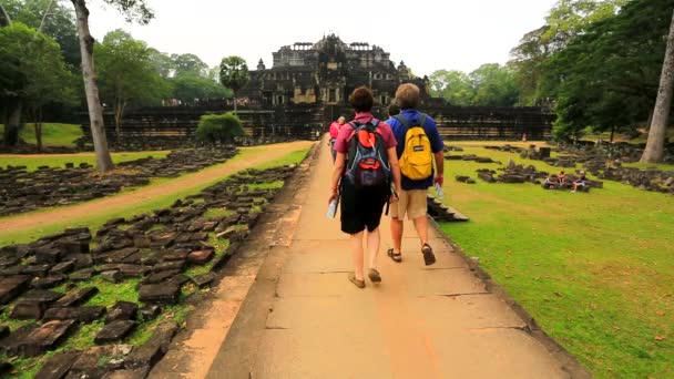 Los turistas visitan el templo Baphuon — Vídeo de stock