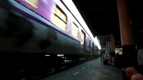 Трейн проходит на железнодорожной станции — стоковое видео