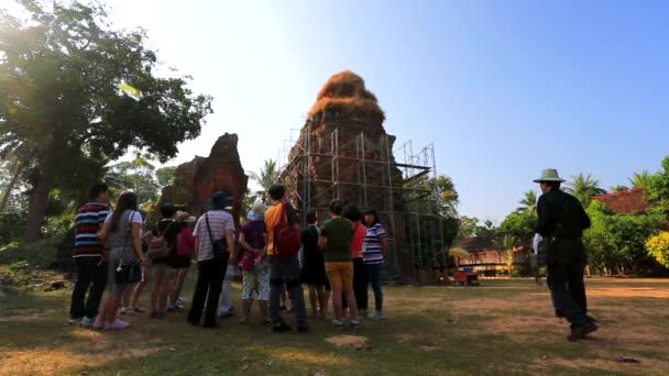 Toeristen Lolei tempel — Stockvideo