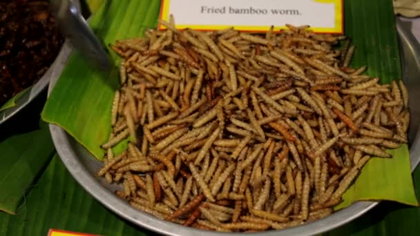 Fried bamboo worms — Stock Video