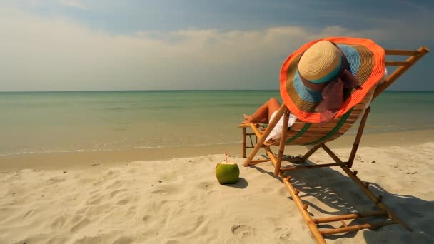 Vrouw om te zonnebaden op een sunlounger — Stockvideo