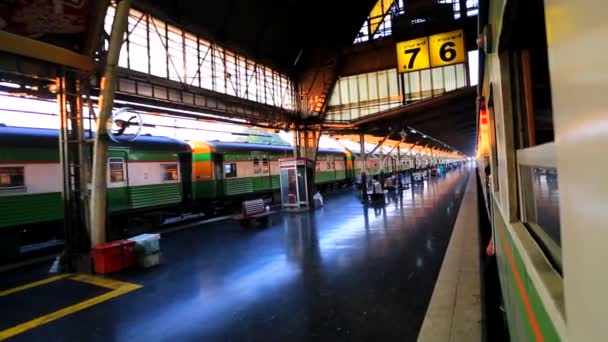 Поїзд відходить від Хуа Лам Пхонг — стокове відео