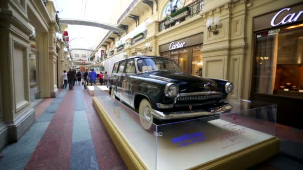 El coche negro soviético Volga — Vídeo de stock