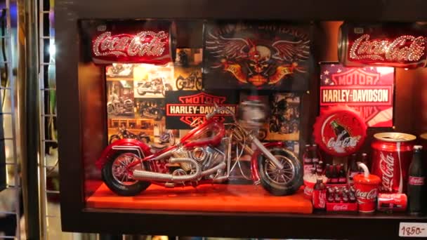 Coca Cola Cola à la main Mur, Horloge de bureau — Video