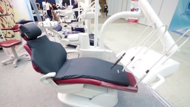 Strumenti dentistici alla fiera internazionale — Video Stock