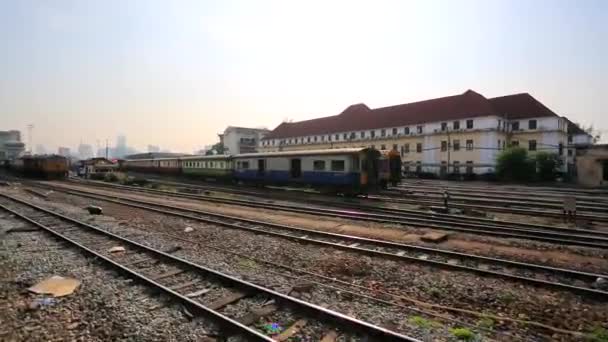 Zug kommt am Bahnhof an — Stockvideo