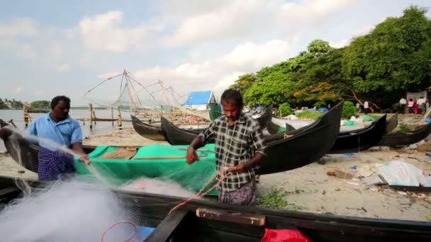 Pescadores que preparam redes — Vídeo de Stock
