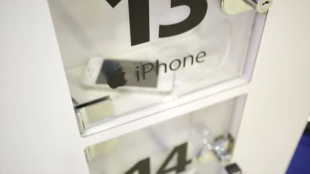 透明储物柜的 iphone 充电器 — 图库视频影像